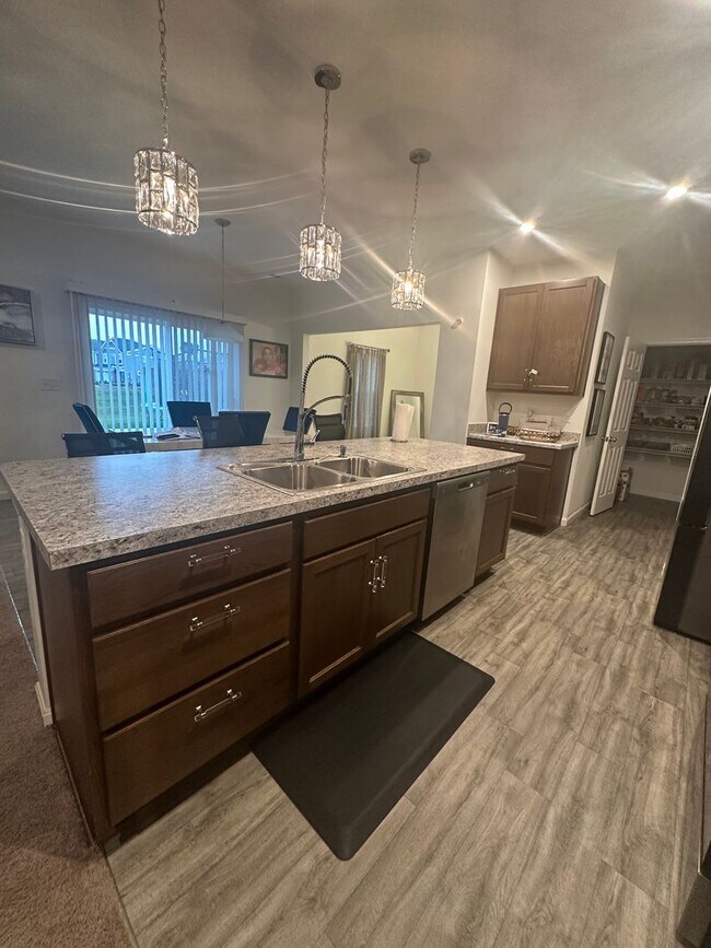 Building Photo - Available NOW - 5 bedroom, 3 full bathroom house - $3,300/month