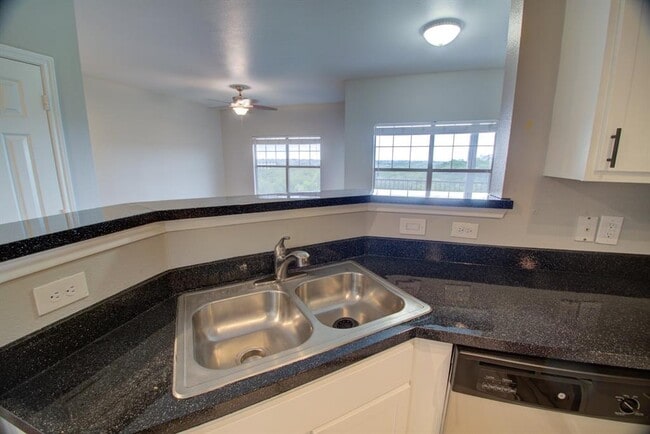 Building Photo - 2320 Gracy Farms Ln