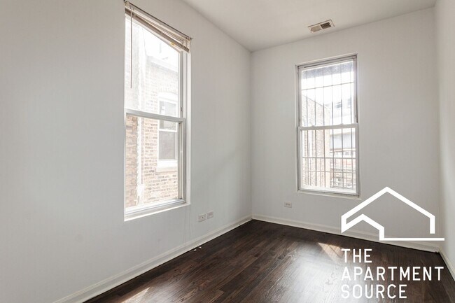 Building Photo - 3328 N Clark St