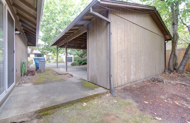 Building Photo - Elias / Boyd 701-03