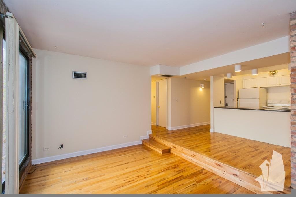 Building Photo - 1235 N La Salle Dr