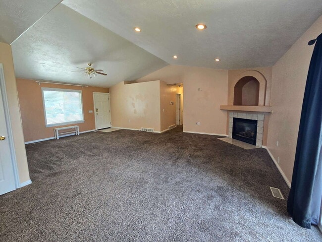 Building Photo - Spacious 5-Bedroom West Valley City Home w...