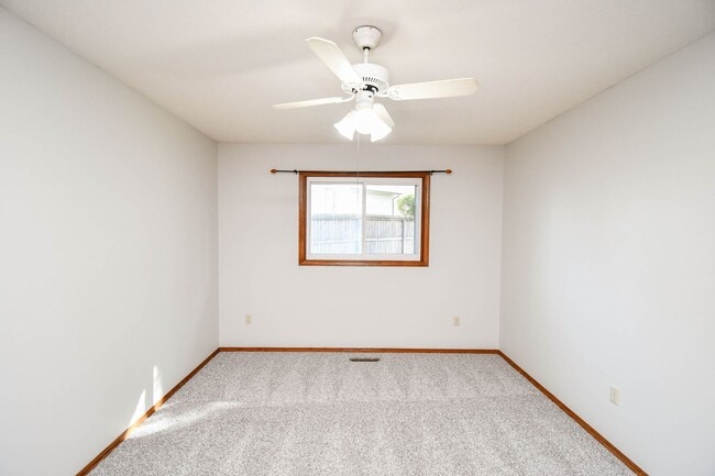 Building Photo - 705 N Montgomery Ct