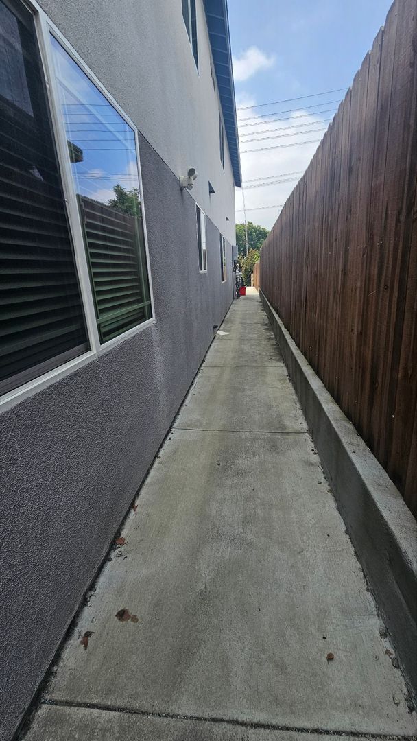 Building Photo - ROW (916)