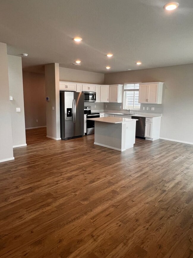 Building Photo - NEW LISTING!! Beautiful New 4 bed/2.5 bath + Loft in an ideal location