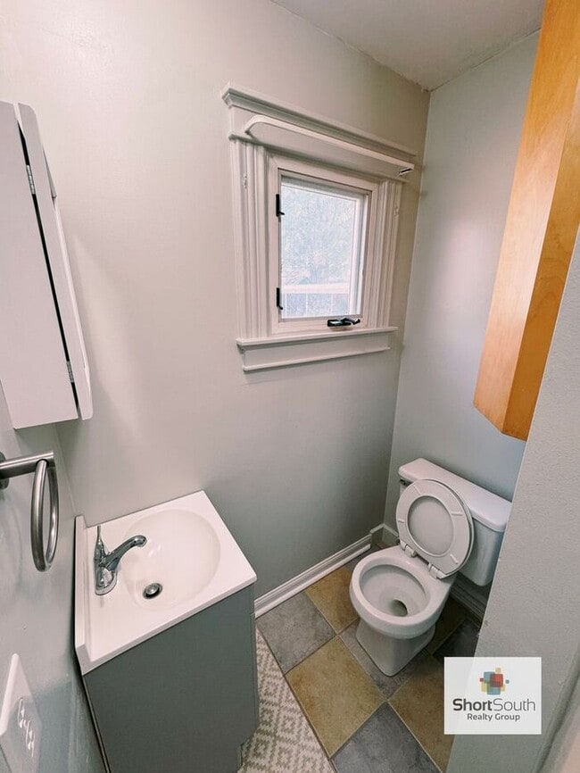 Building Photo - Updated 1 bedroom 1 bath main floor unit with Car Port