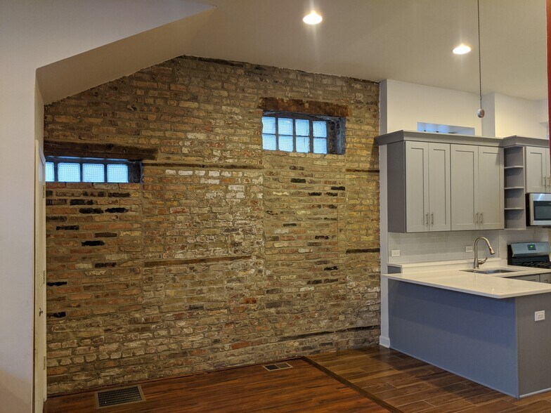 Building Photo - 1540 W 17th St