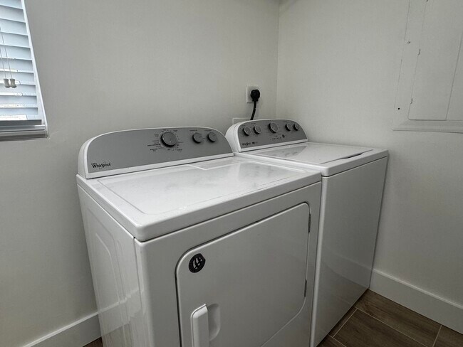 Building Photo - 204 SE 2nd Ave