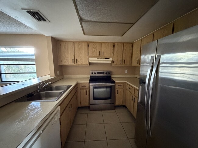 Building Photo - 1040 June Dr