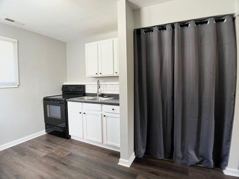 Kitchen and Laundry Closet - 1933 Forest Ave
