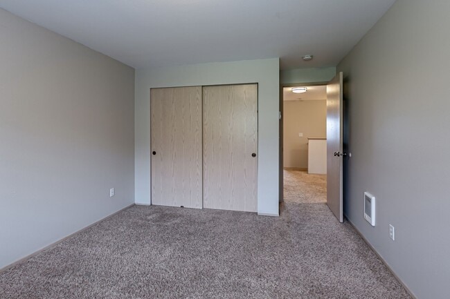 Building Photo - Wonderful Townhome in Browns Point with VI...