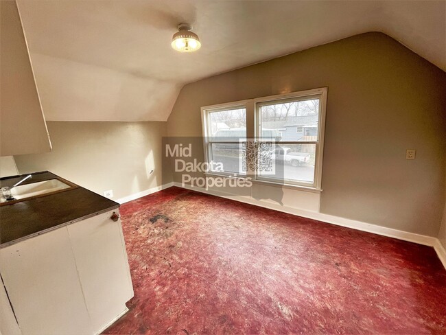 Building Photo - 1000 W 3rd- 5 bedroom, 2 bathroom, Attache...