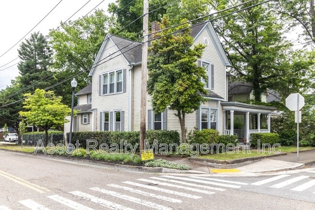 Building Photo - 820 Luttrell St