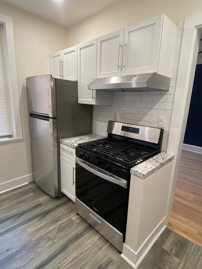 Building Photo - 2210 E 70th St