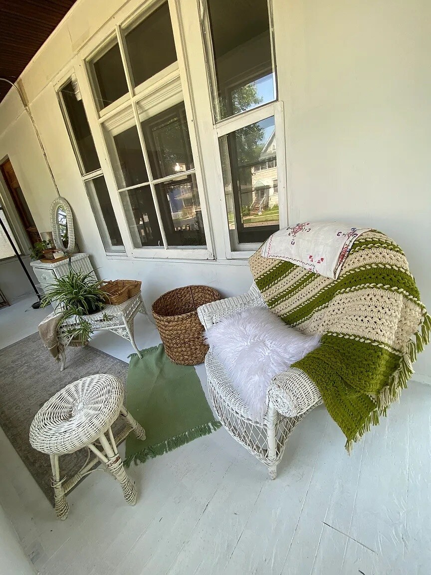 Front shared porch - 434 Goodrich Ave