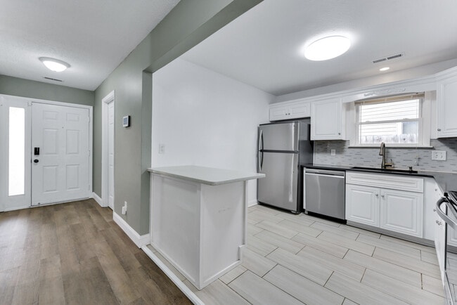 Building Photo - 1400 Riverside Dr