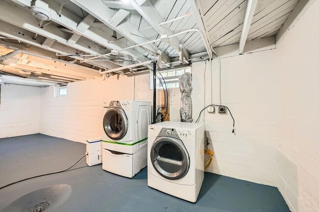 Building Photo - 1083 Western Ave N