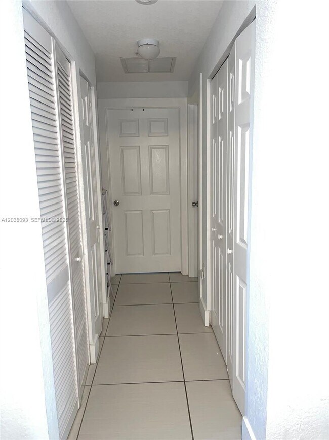 Building Photo - 106 SE 9th Ct