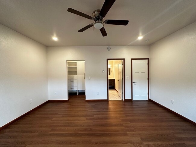 Building Photo - 3 Bed/2 Bath/2 Car Garage/Water Front Home