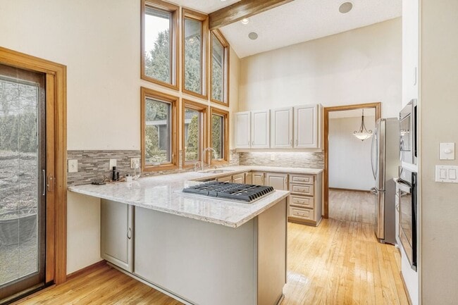 Building Photo - Single Family house on Meridian Valley Country Club.  Gated community