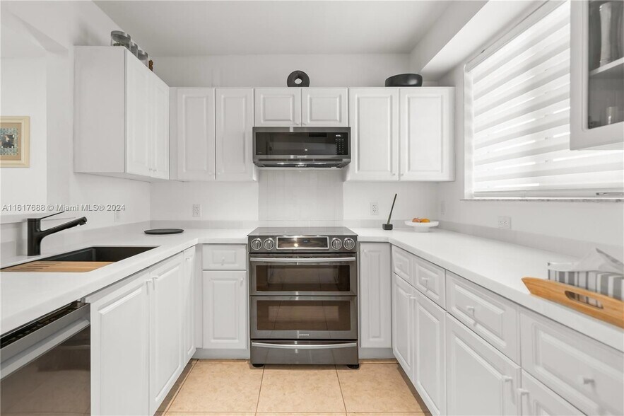 Building Photo - 7800 Collins Ave