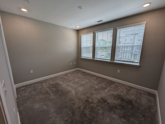 Building Photo - AVAILABLE NOW! 2-Bed/2-Bath Condo in Franklin