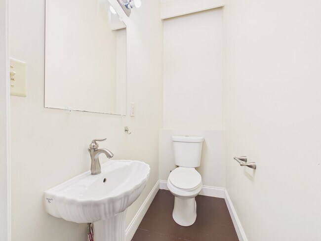 Building Photo - 221 N Spring St