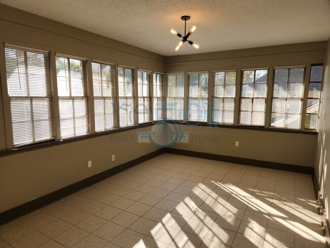 Building Photo - Historical 3 Bedroom 1 Bathroom!