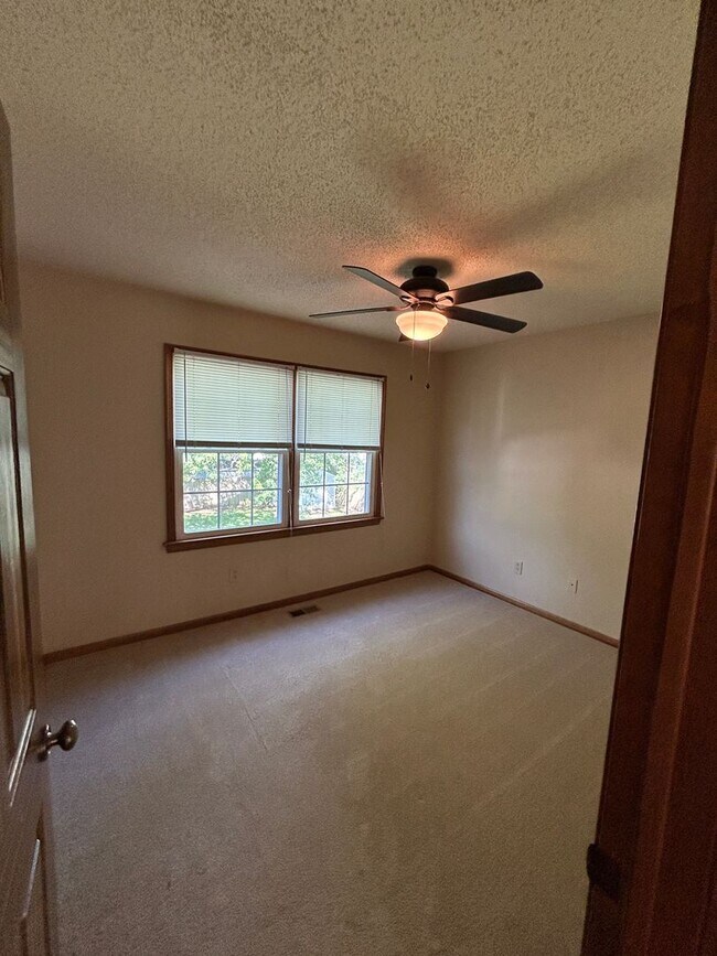 Building Photo - 4BD/2.5BA in Albemarle Acres Neighborhood ...