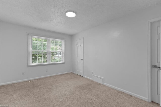 Building Photo - 570 Tenbee Ln