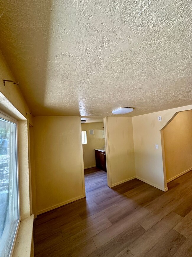 Building Photo - 3 Bedroom Home Ready to Rent