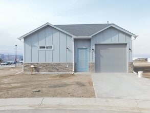 Building Photo - Walking Distance to Community