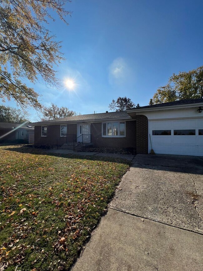 Building Photo - West Lafayette Home, Fenced Backyard, Attached 2 Car Garage, Stainless Appliances, Full Basement