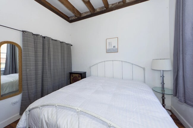 Building Photo - 350 King St