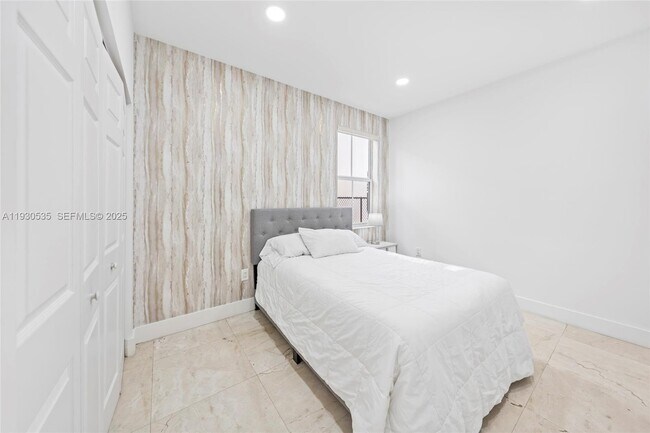 Building Photo - 6933 NW 104th Ct