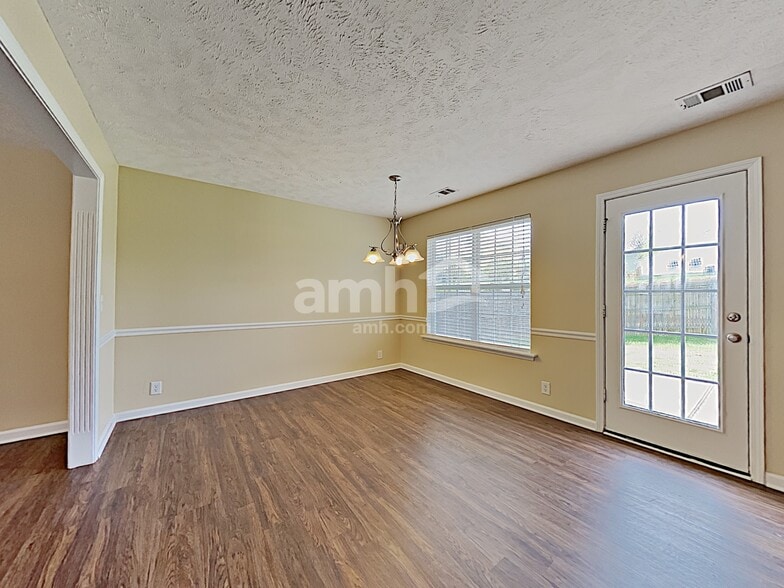 Building Photo - 105 Tulip Grove Pt