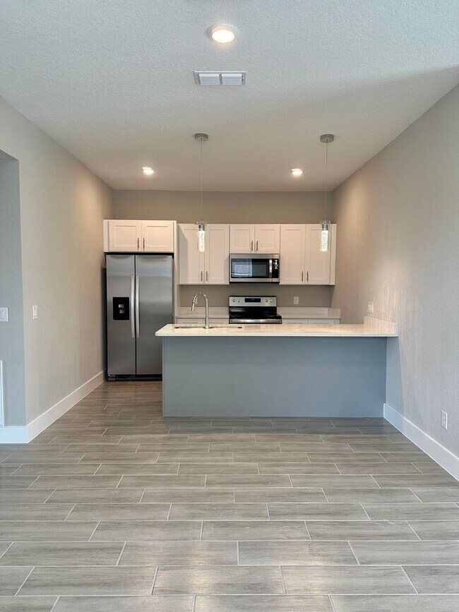 Building Photo - Brand New Modern Duplex !