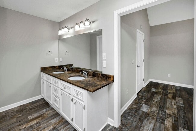 Building Photo - Refined 3-Bedroom Home with New LVP Flooring in Prime West Columbia Location!