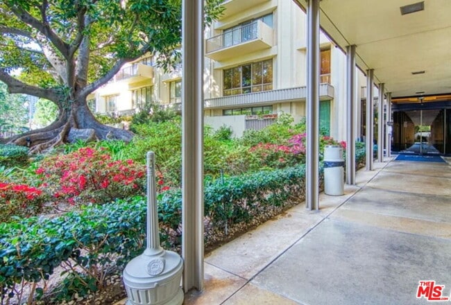 Building Photo - 2160 Century Pk E