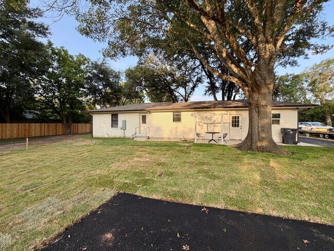 Building Photo - Completely Renovated 3BR / 2BA House | Midway ISD
