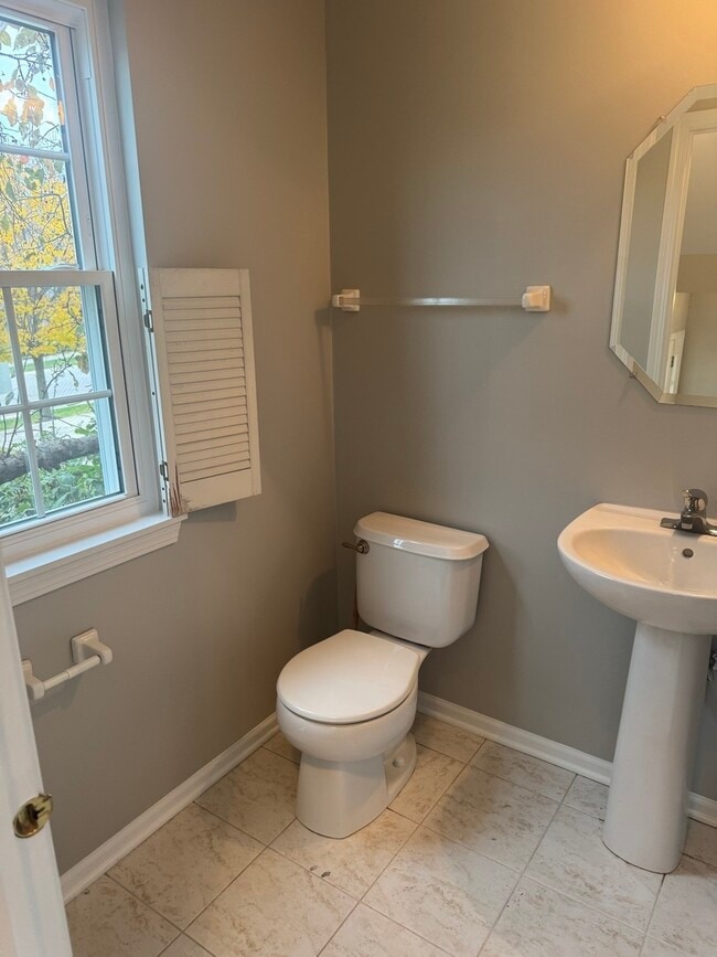 Building Photo - 11S473 Rachael Ct