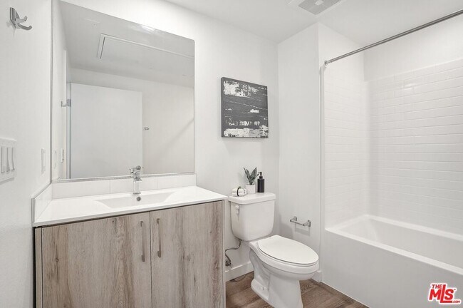 Building Photo - 224 N Alvarado St