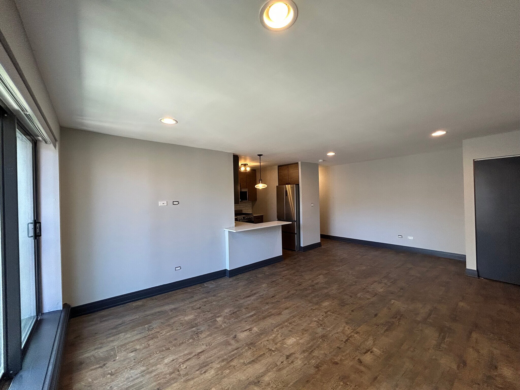 Building Photo - 518 W Wrightwood Ave