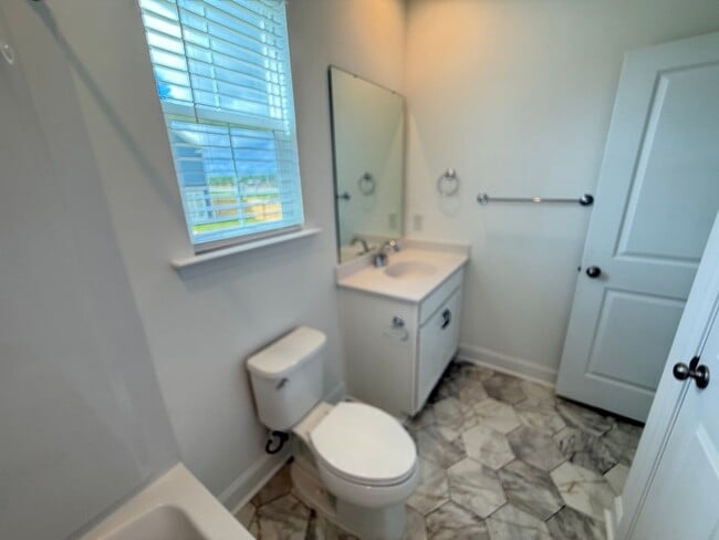 Building Photo - 3 Bedroom 2.5 Bath House in Hawthorne Land...
