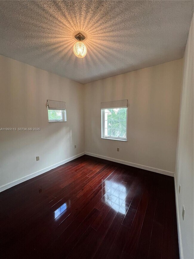 Building Photo - Navarre Avenue, Coral Gables, FL 33134 - 3 BR 2.5 BA condo