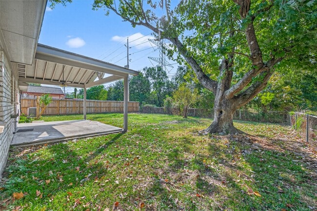 Building Photo - 7230 Oak Village Dr