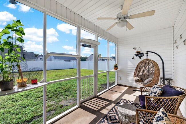 Building Photo - Spacious Stateside Home with Bonus Room & Screened-In Porch