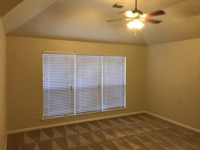 Building Photo - 2520 Crested Heights