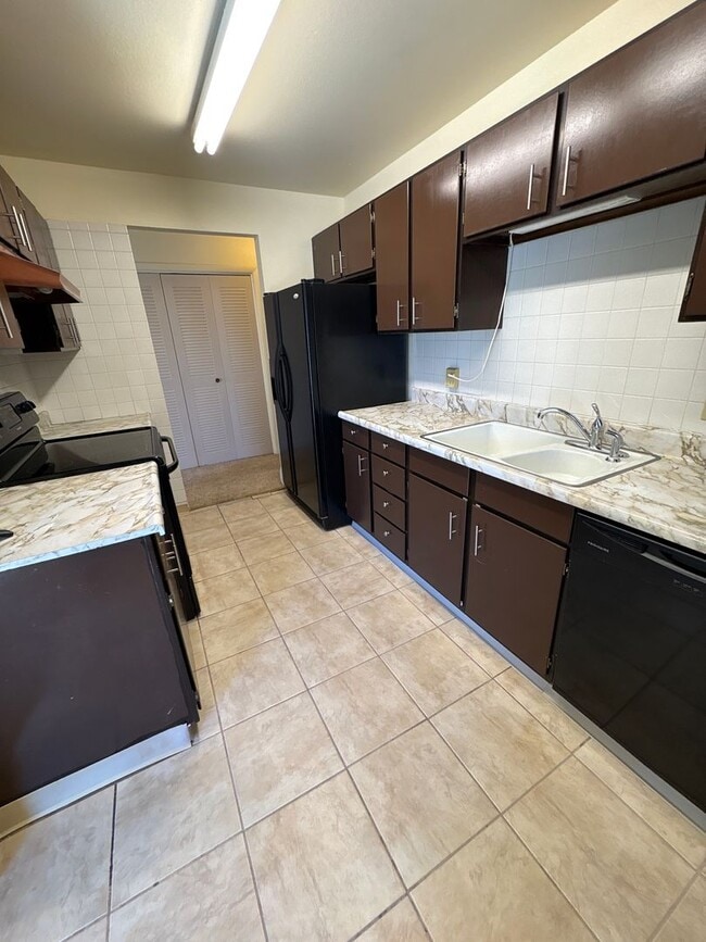 Building Photo - 2615-2617 E. 17th St.