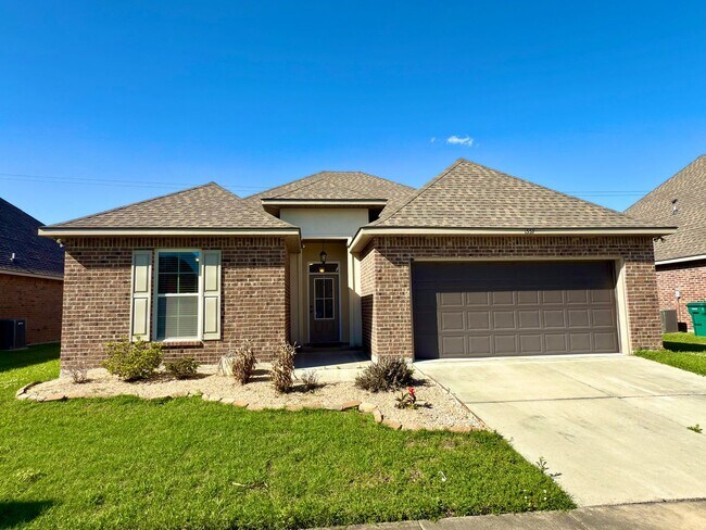 Building Photo - 3-Bedroom Home with Central AC, Gas Fireplace & Spacious Backyard